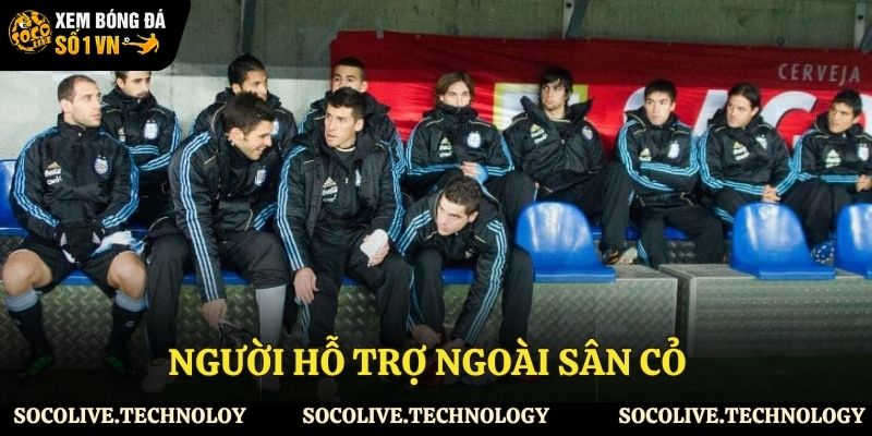 Những người tham gia hỗ trợ ngoài sân cỏ